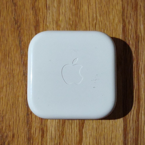 NIB Apple Earbuds w/microphone & headphone jack - Picture 2 of 3